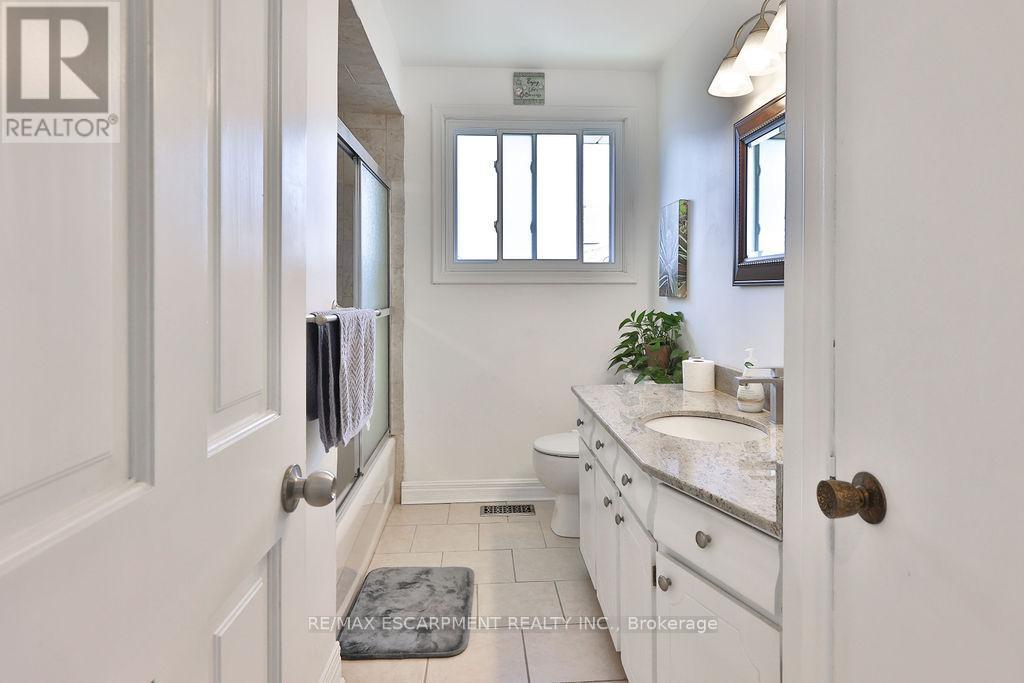 11 Lynwood Drive, Hamilton, ON