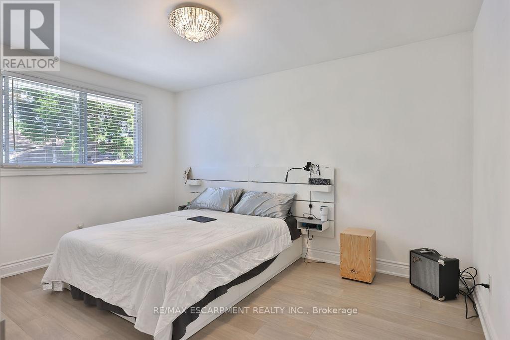 11 Lynwood Drive, Hamilton, ON