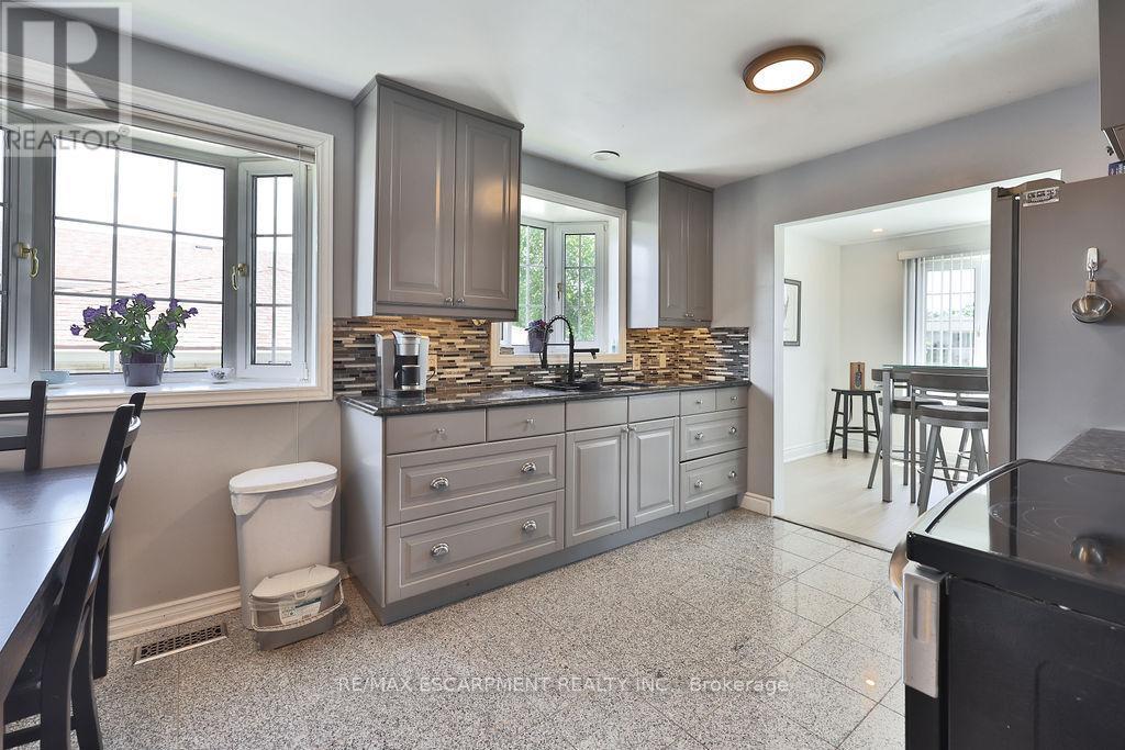 11 Lynwood Drive, Hamilton, ON
