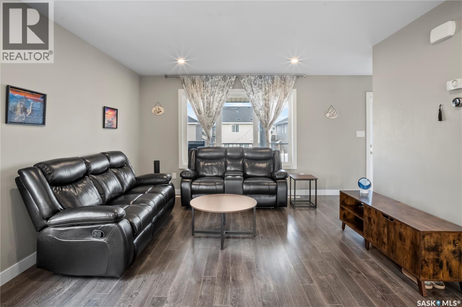 4073 Delhaye Way, Regina, SK - Indoor Photo Showing Living Room