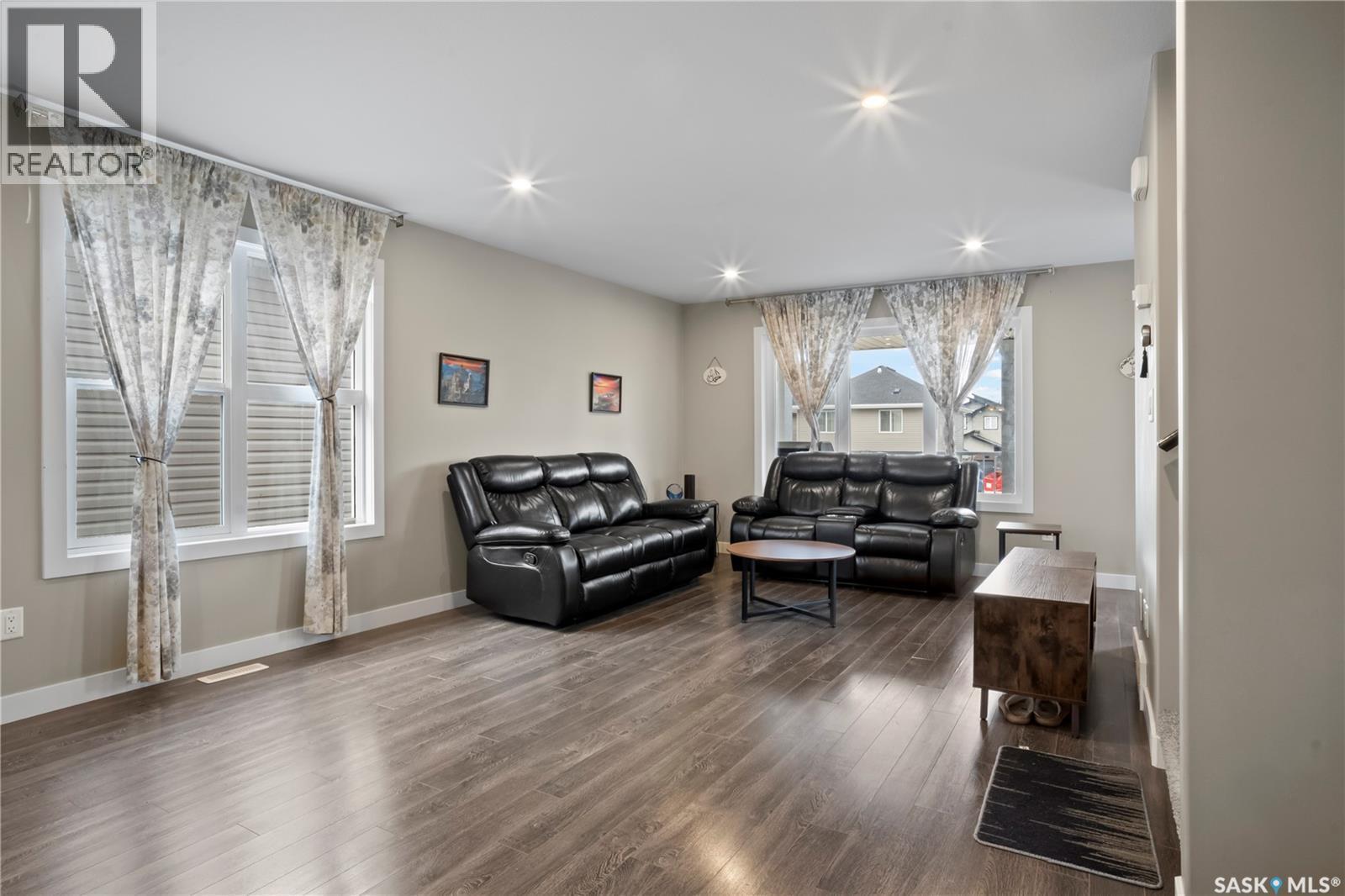 4073 Delhaye Way, Regina, SK - Indoor Photo Showing Living Room