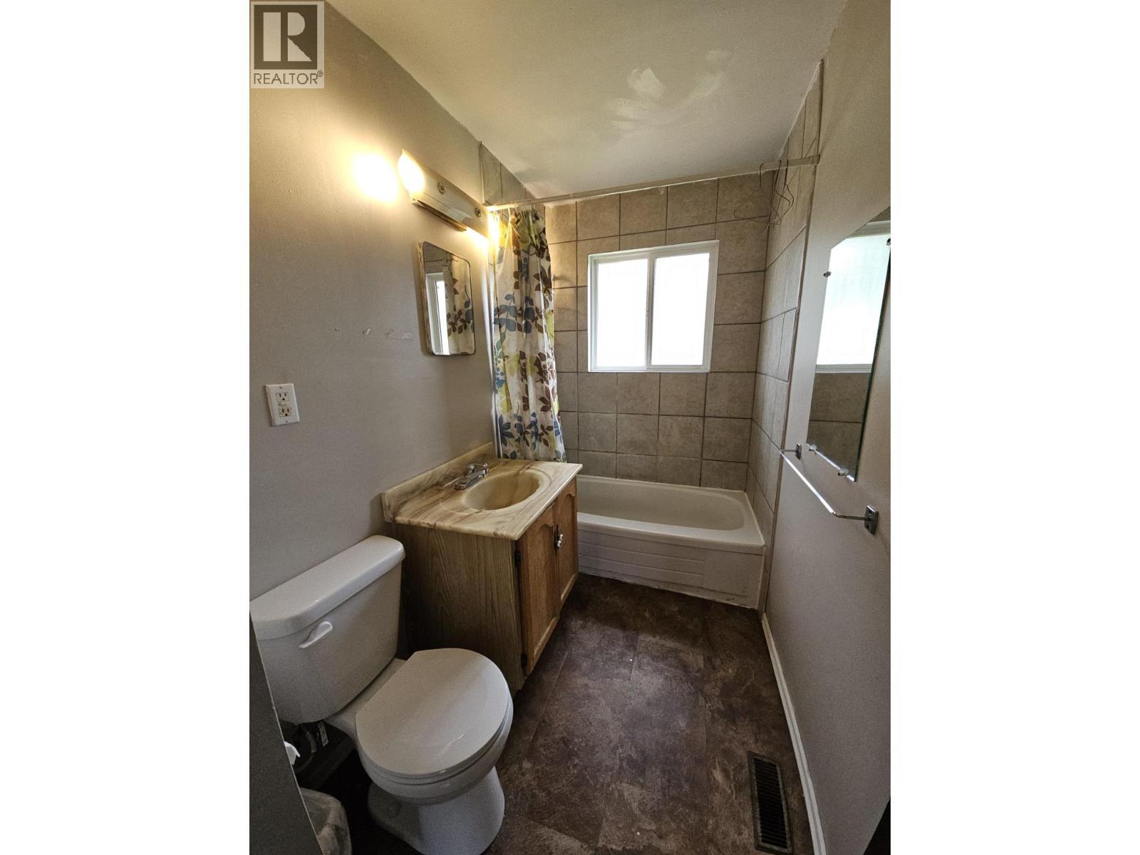 4756 Wabi Crescent, Chetwynd, BC - Indoor Photo Showing Bathroom