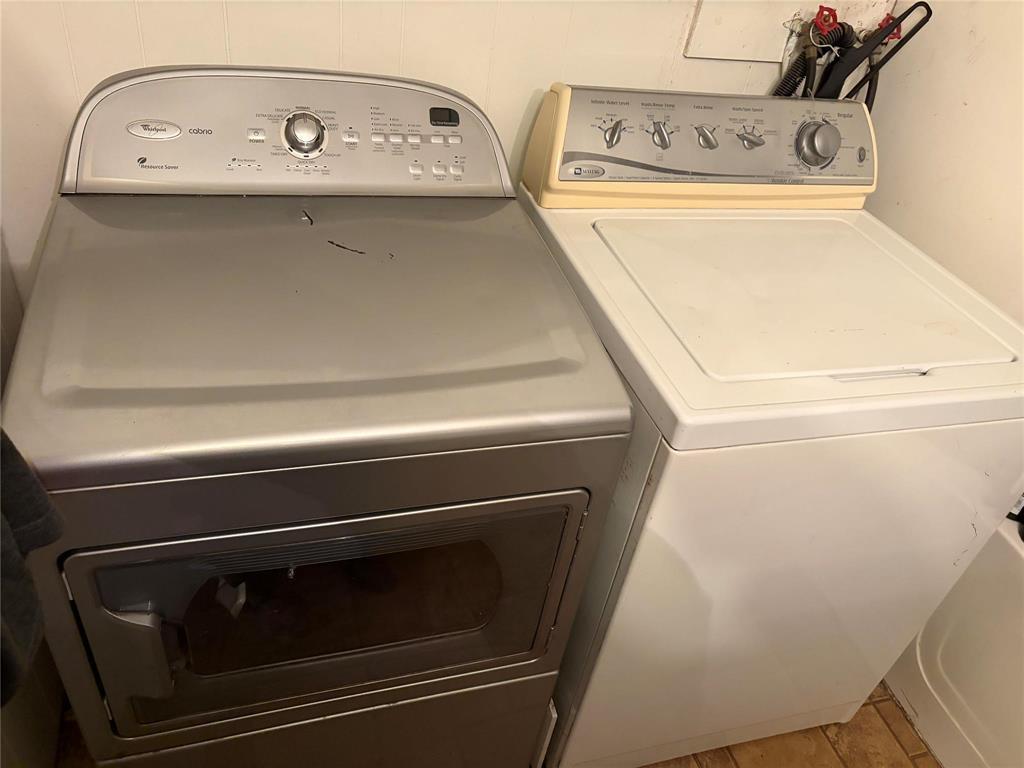 1 Mobile Street, Carman, MB - Indoor Photo Showing Laundry Room