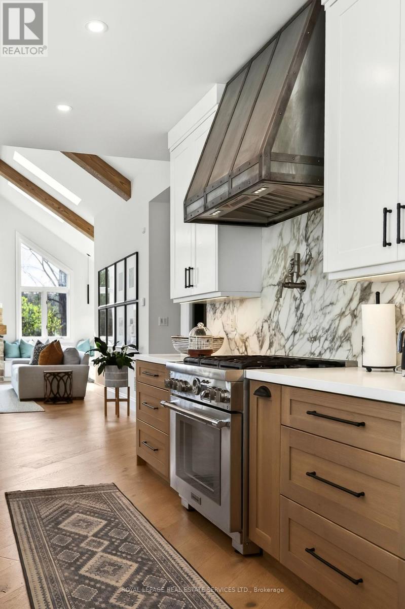6472 Mcniven Court, Burlington, ON - Indoor Photo Showing Kitchen With Upgraded Kitchen