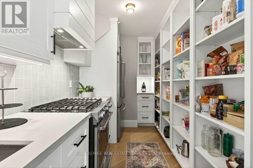 6472 Mcniven Court, Burlington, ON - Indoor Photo Showing Kitchen