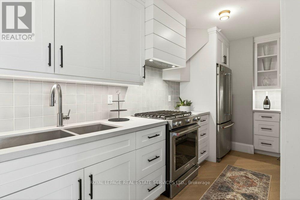 6472 Mcniven Court, Burlington, ON - Indoor Photo Showing Kitchen With Double Sink With Upgraded Kitchen