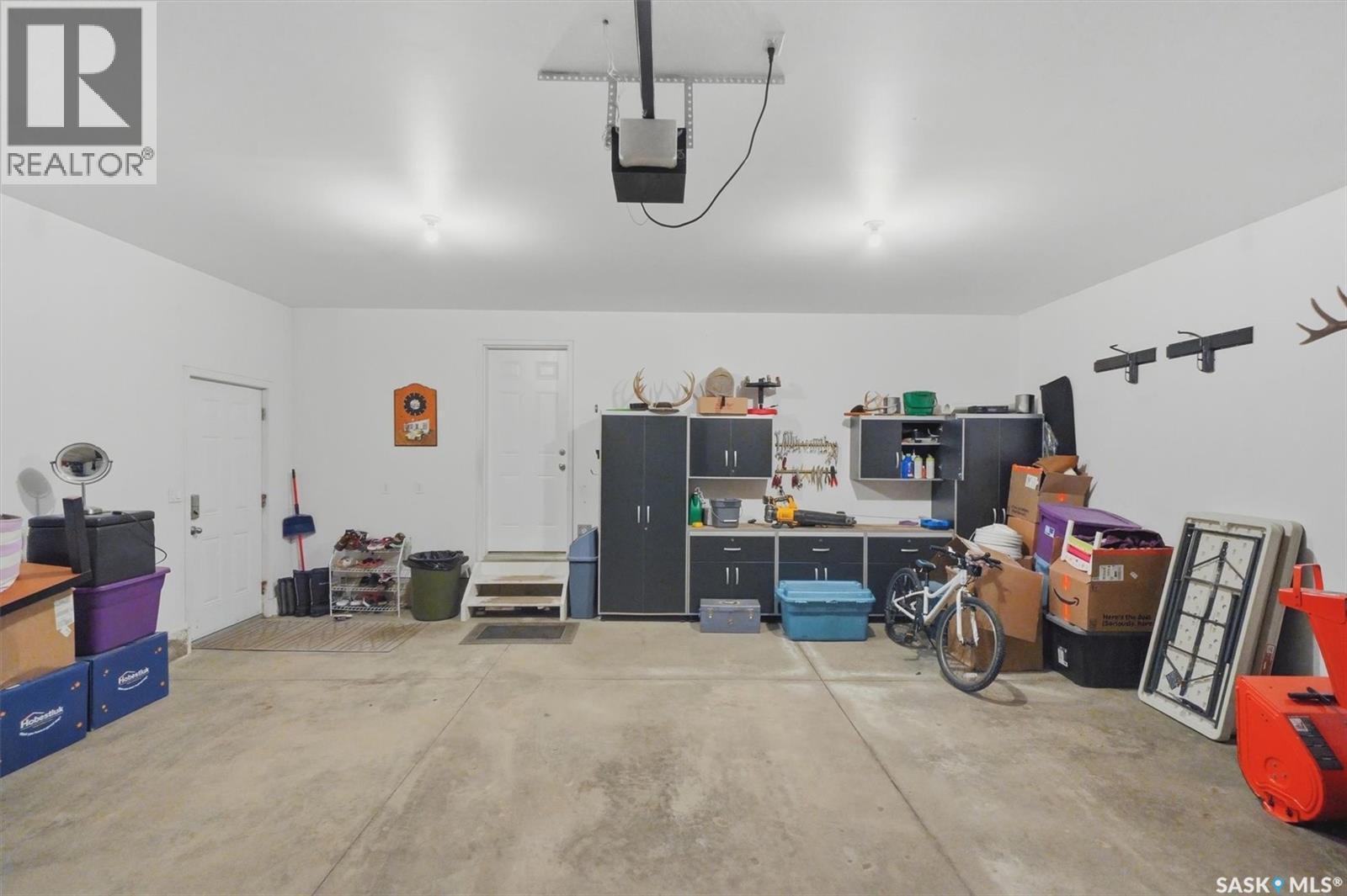 231 Willowgrove Boulevard, Saskatoon, SK - Indoor Photo Showing Garage