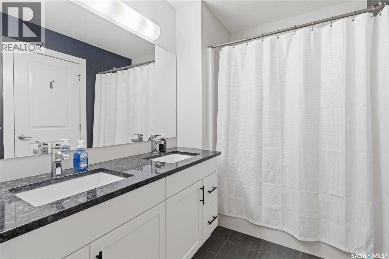 711 Meadows Boulevard, Saskatoon, SK - Indoor Photo Showing Bathroom