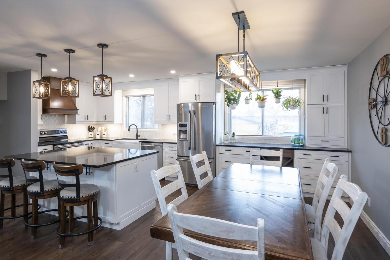 427 Frontenac Bay, Thunder Bay, ON - Indoor Photo Showing Dining Room
