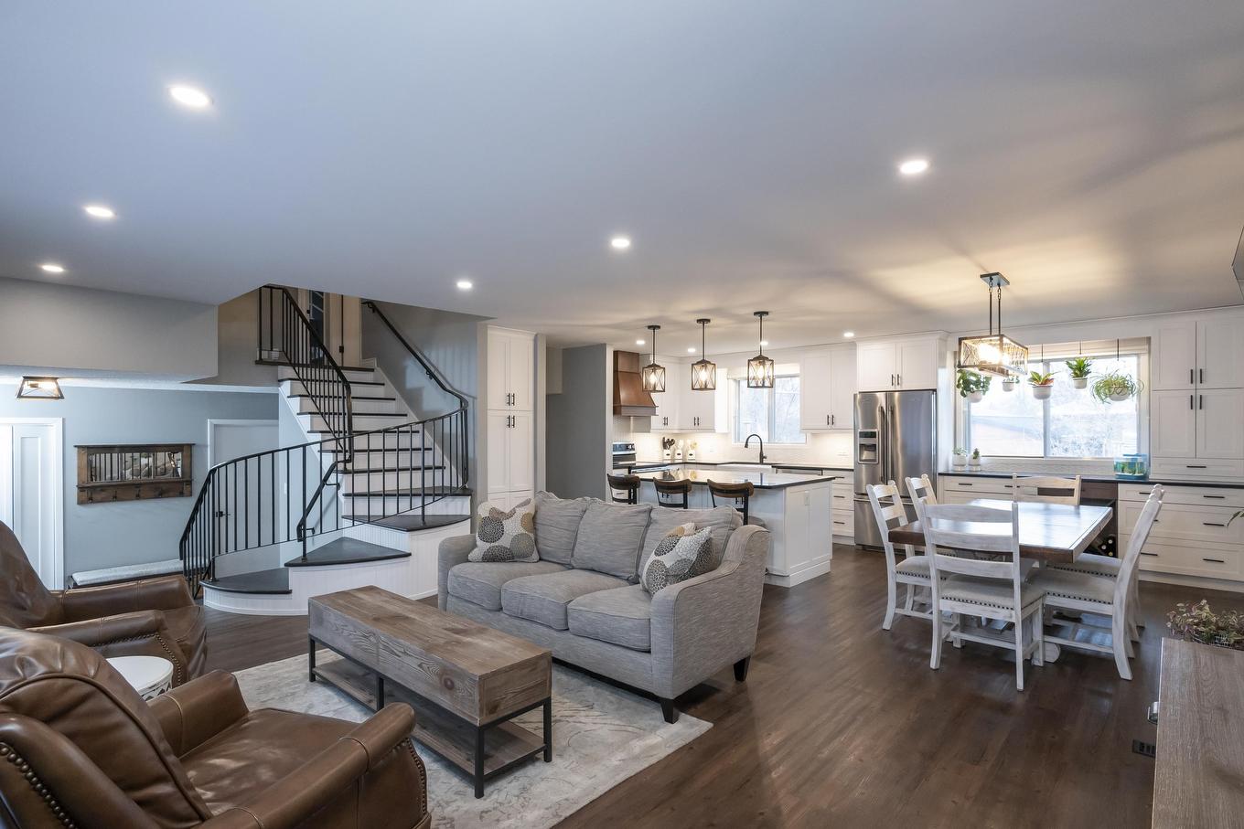 427 Frontenac Bay, Thunder Bay, ON - Indoor Photo Showing Living Room