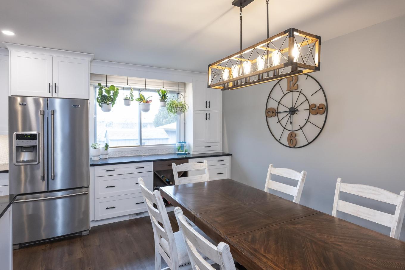 427 Frontenac Bay, Thunder Bay, ON - Indoor Photo Showing Dining Room