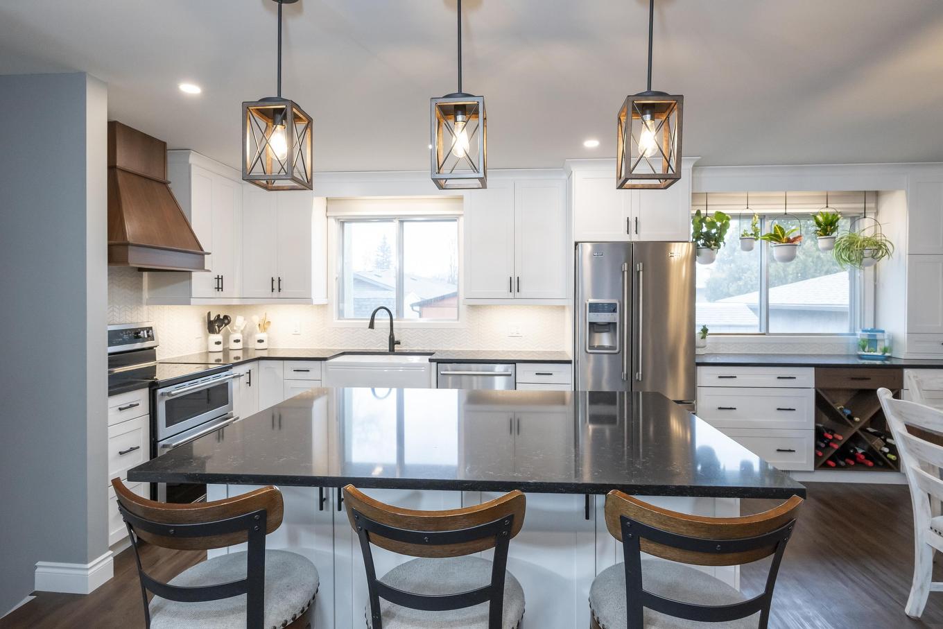 427 Frontenac Bay, Thunder Bay, ON - Indoor Photo Showing Kitchen With Upgraded Kitchen