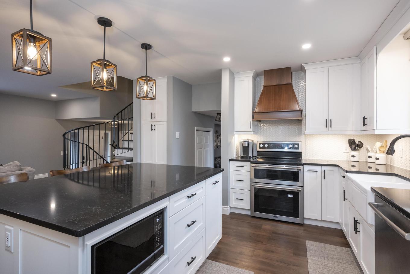 427 Frontenac Bay, Thunder Bay, ON - Indoor Photo Showing Kitchen With Upgraded Kitchen