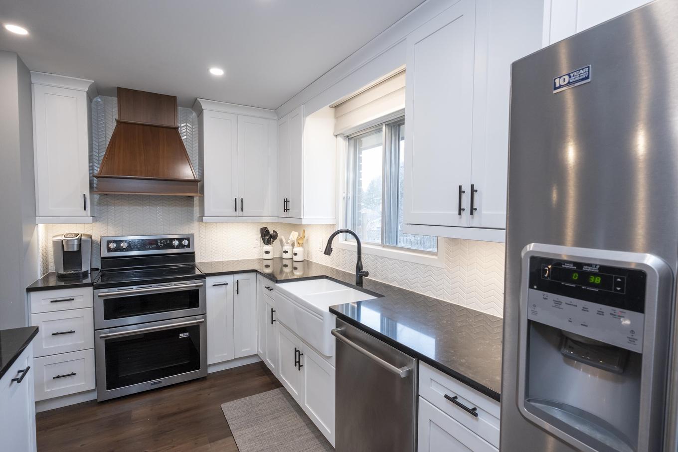 427 Frontenac Bay, Thunder Bay, ON - Indoor Photo Showing Kitchen With Upgraded Kitchen