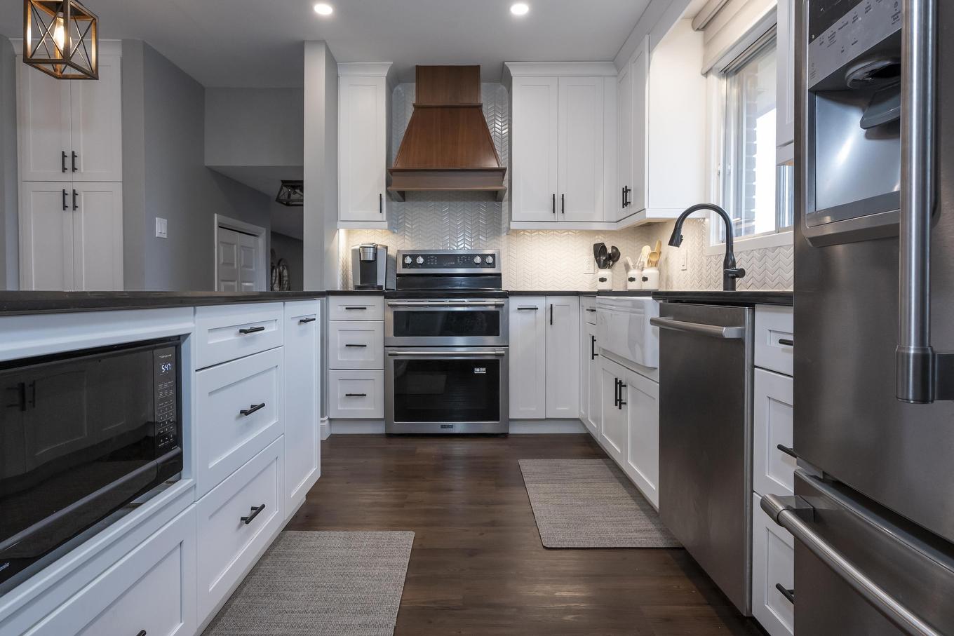 427 Frontenac Bay, Thunder Bay, ON - Indoor Photo Showing Kitchen With Upgraded Kitchen
