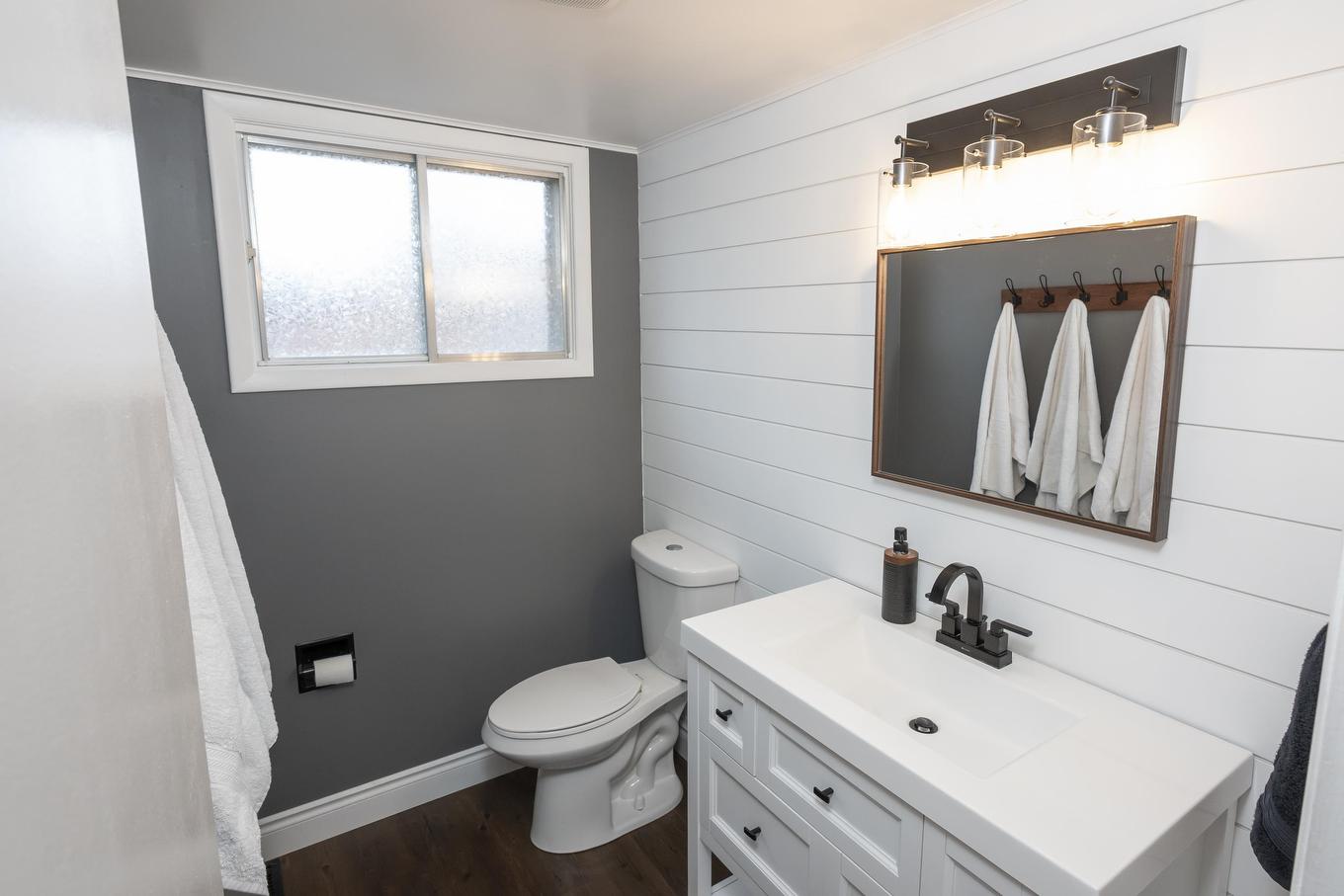 427 Frontenac Bay, Thunder Bay, ON - Indoor Photo Showing Bathroom