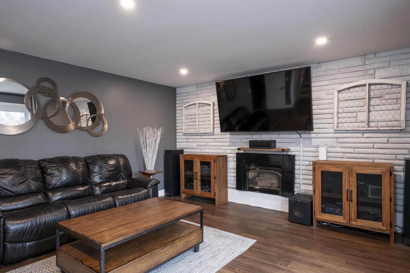 427 Frontenac Bay, Thunder Bay, ON - Indoor Photo Showing Living Room With Fireplace