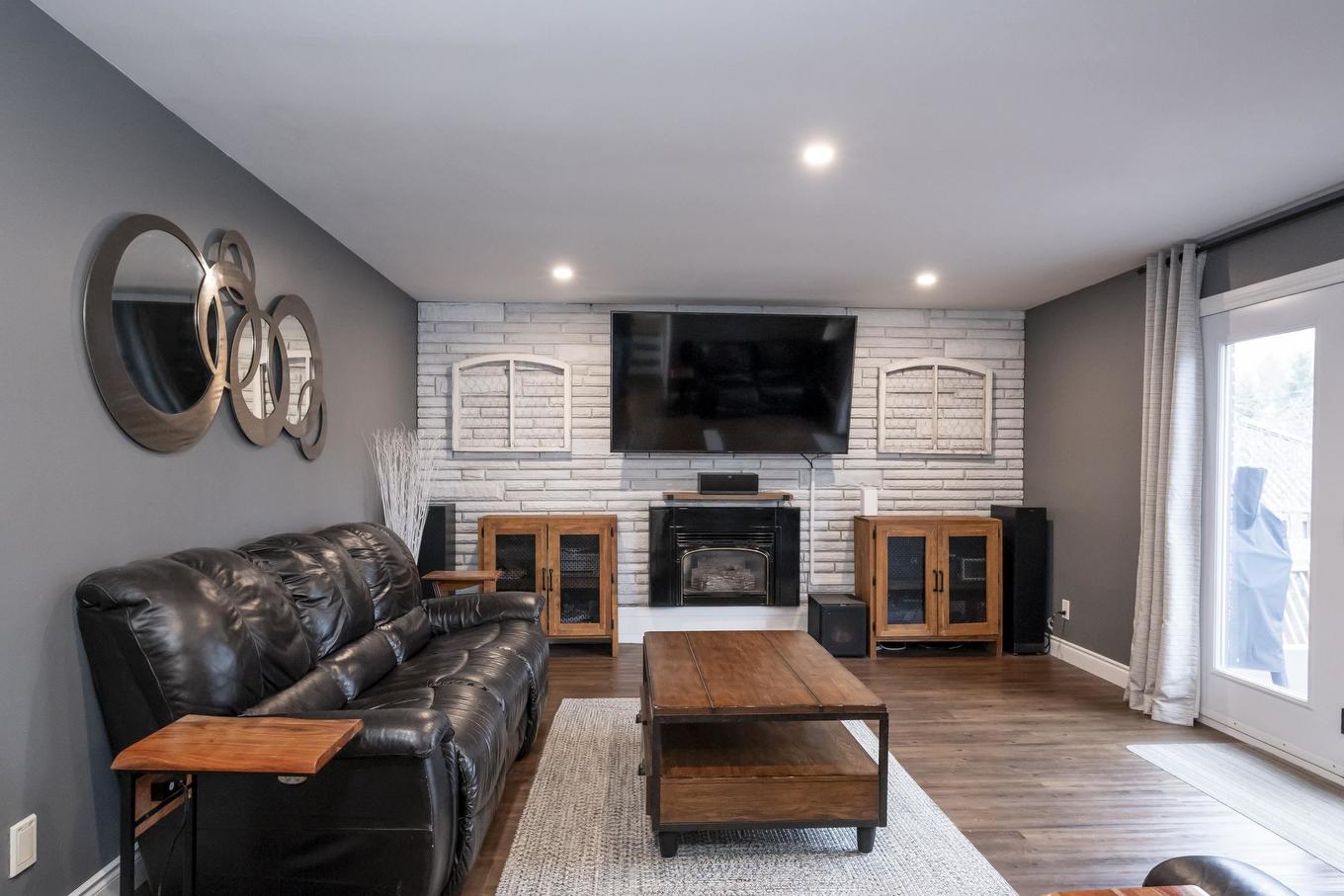 427 Frontenac Bay, Thunder Bay, ON - Indoor Photo Showing Living Room With Fireplace