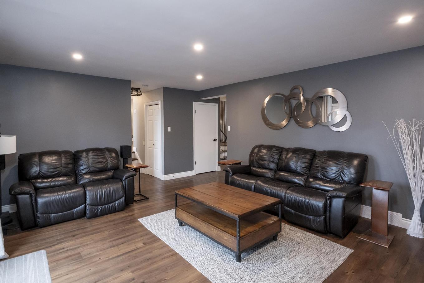 427 Frontenac Bay, Thunder Bay, ON - Indoor Photo Showing Living Room