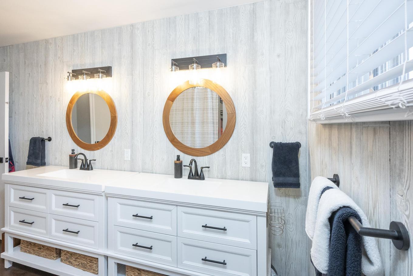 427 Frontenac Bay, Thunder Bay, ON - Indoor Photo Showing Bathroom