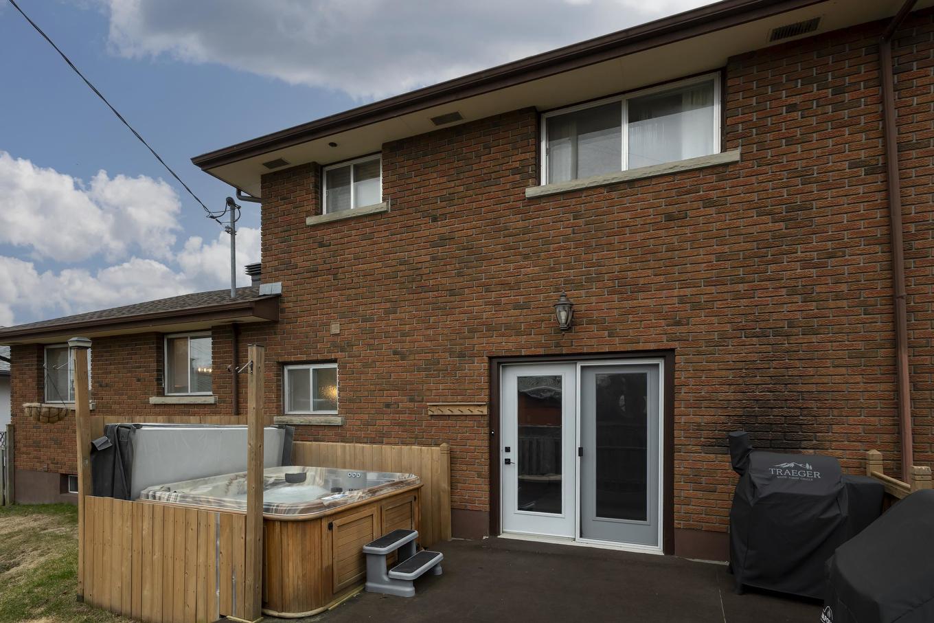427 Frontenac Bay, Thunder Bay, ON - Outdoor With Exterior