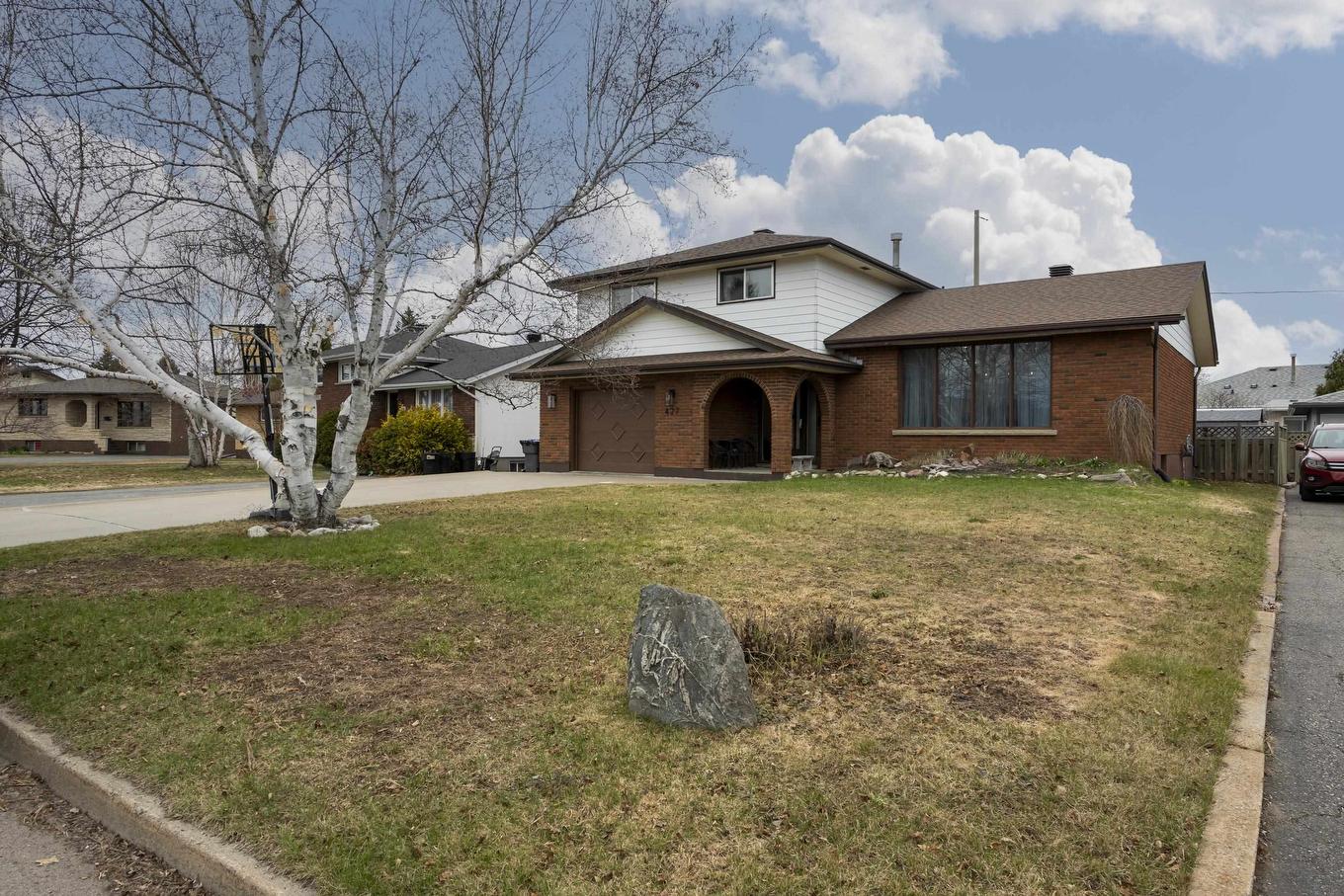 427 Frontenac Bay, Thunder Bay, ON - Outdoor With Facade