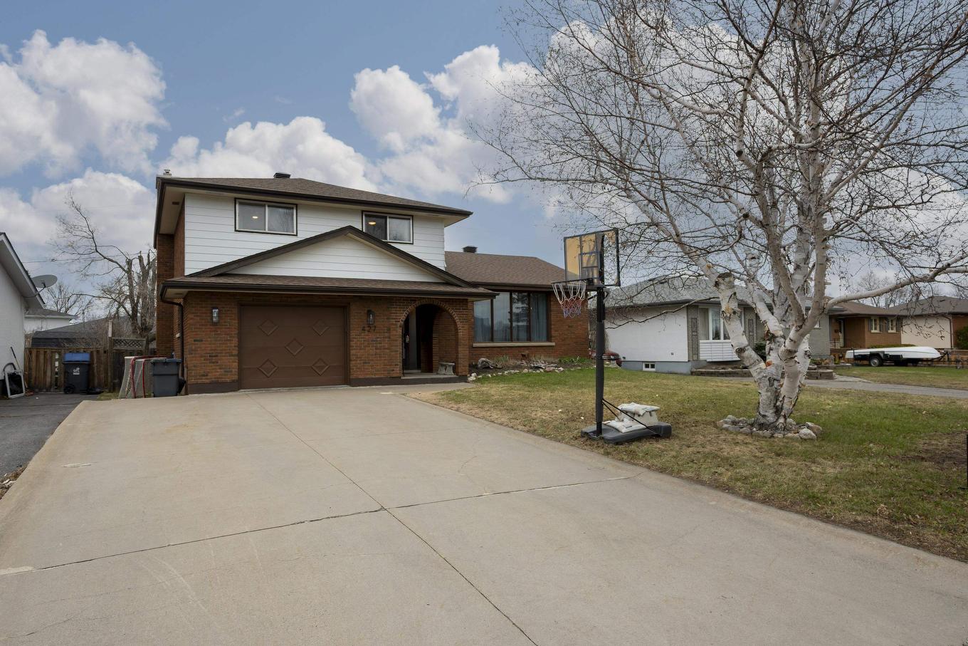 427 Frontenac Bay, Thunder Bay, ON - Outdoor With Facade
