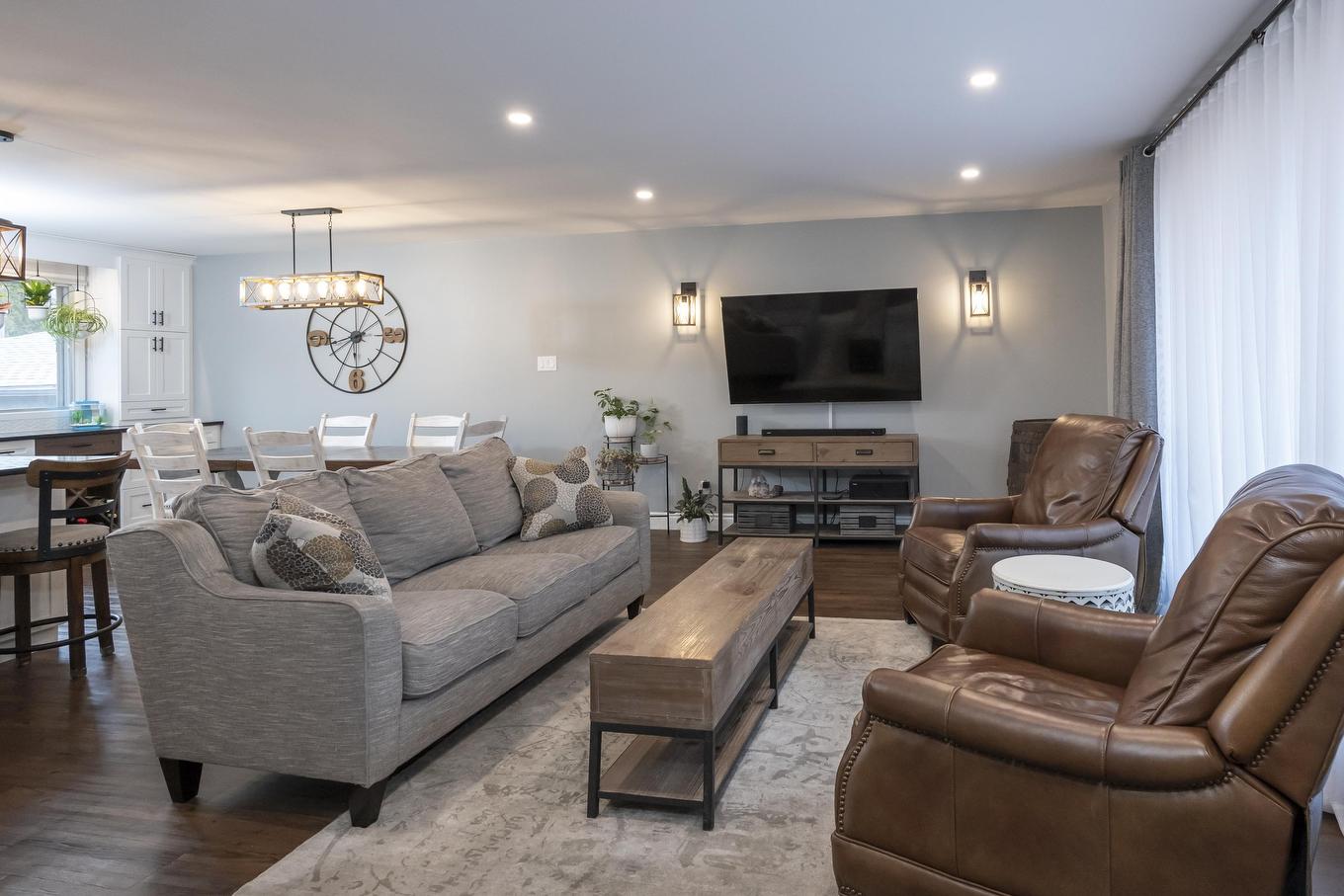 427 Frontenac Bay, Thunder Bay, ON - Indoor Photo Showing Living Room