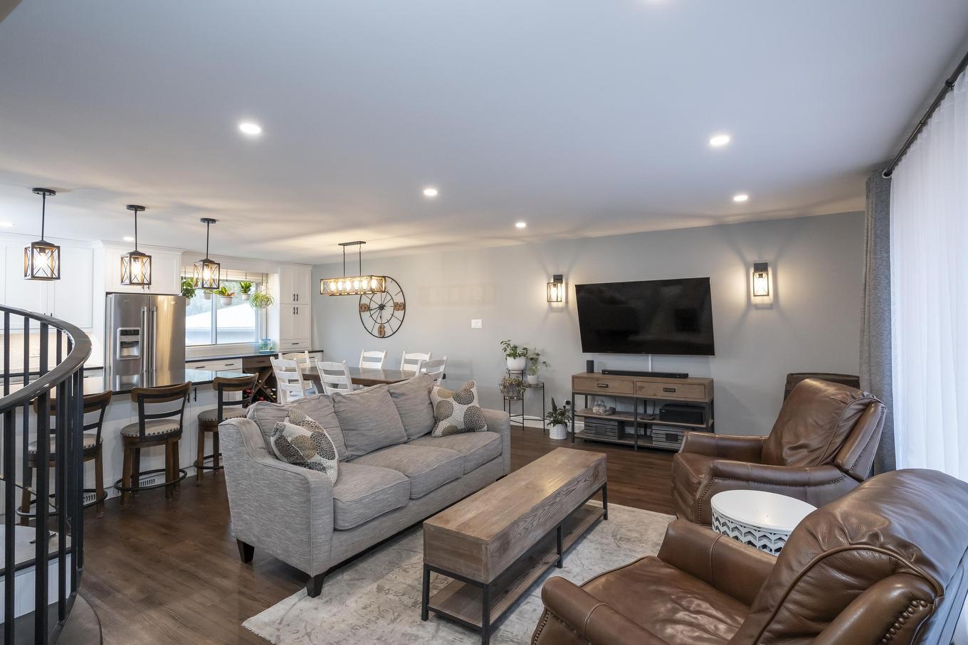 427 Frontenac Bay, Thunder Bay, ON - Indoor Photo Showing Living Room