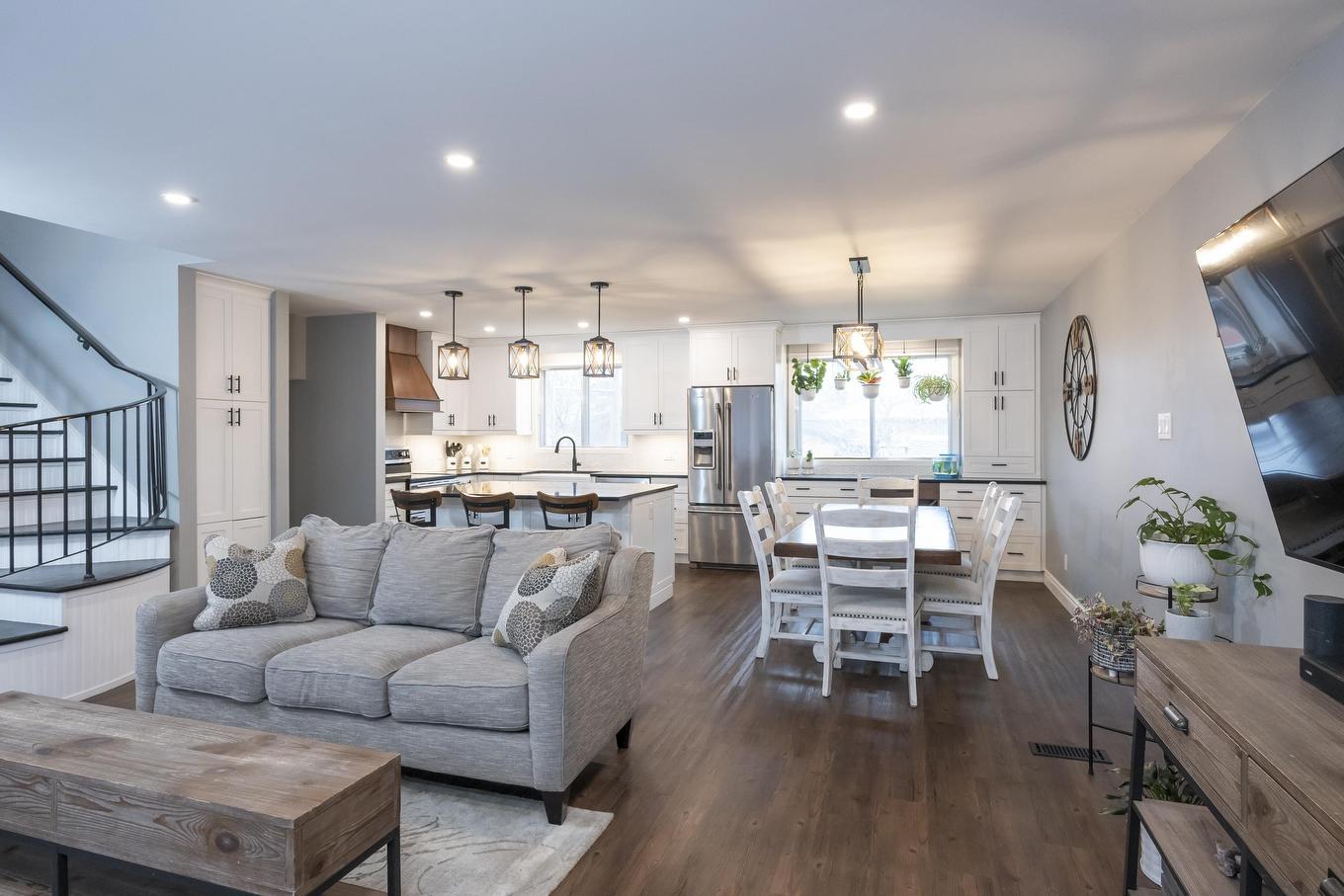 427 Frontenac Bay, Thunder Bay, ON - Indoor Photo Showing Living Room