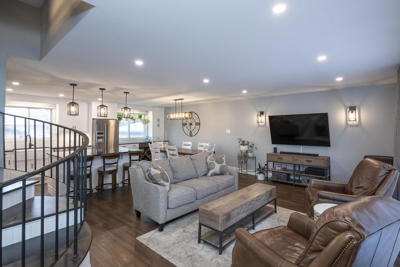 427 Frontenac Bay, Thunder Bay, ON - Indoor Photo Showing Living Room