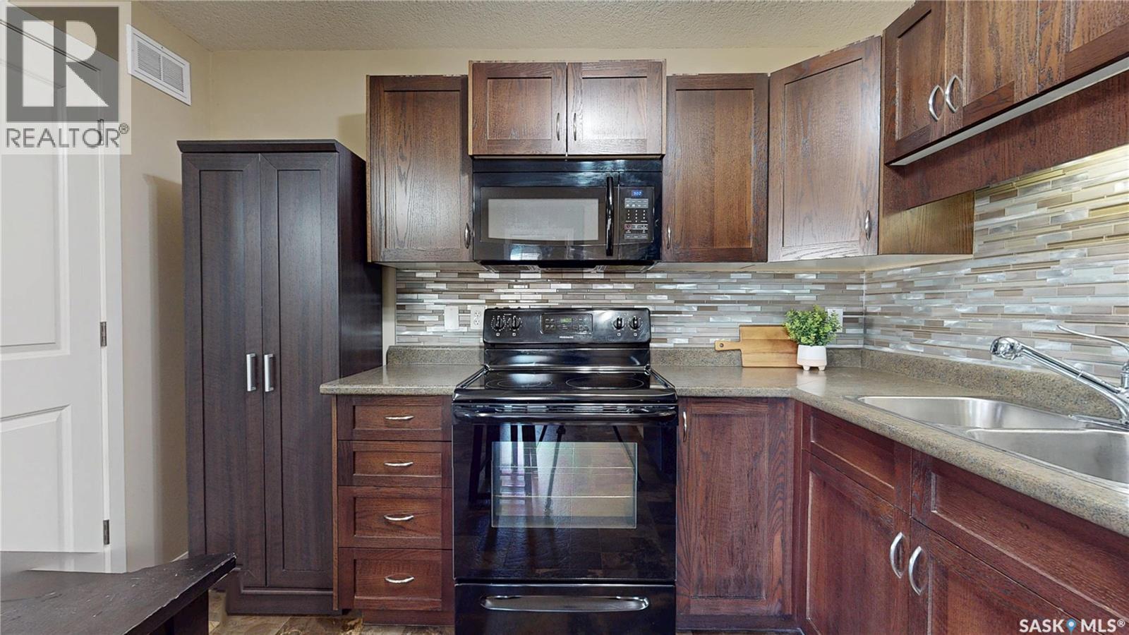 29 5545 Blake Crescent, Regina, SK - Indoor Photo Showing Kitchen With Double Sink