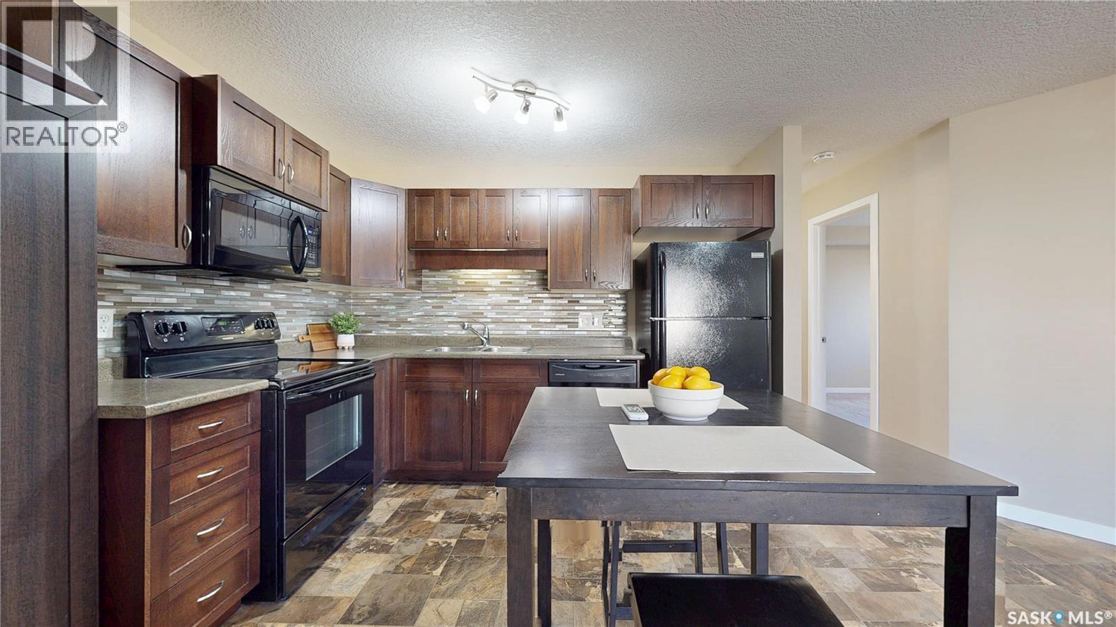 29 5545 Blake Crescent, Regina, SK - Indoor Photo Showing Kitchen With Double Sink
