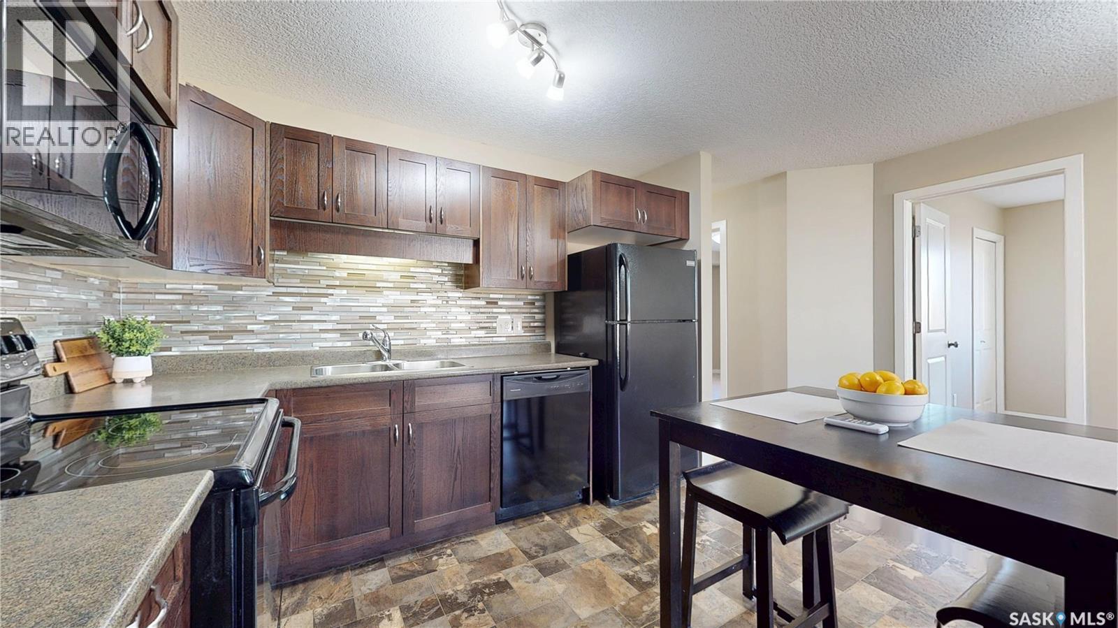 29 5545 Blake Crescent, Regina, SK - Indoor Photo Showing Kitchen With Double Sink