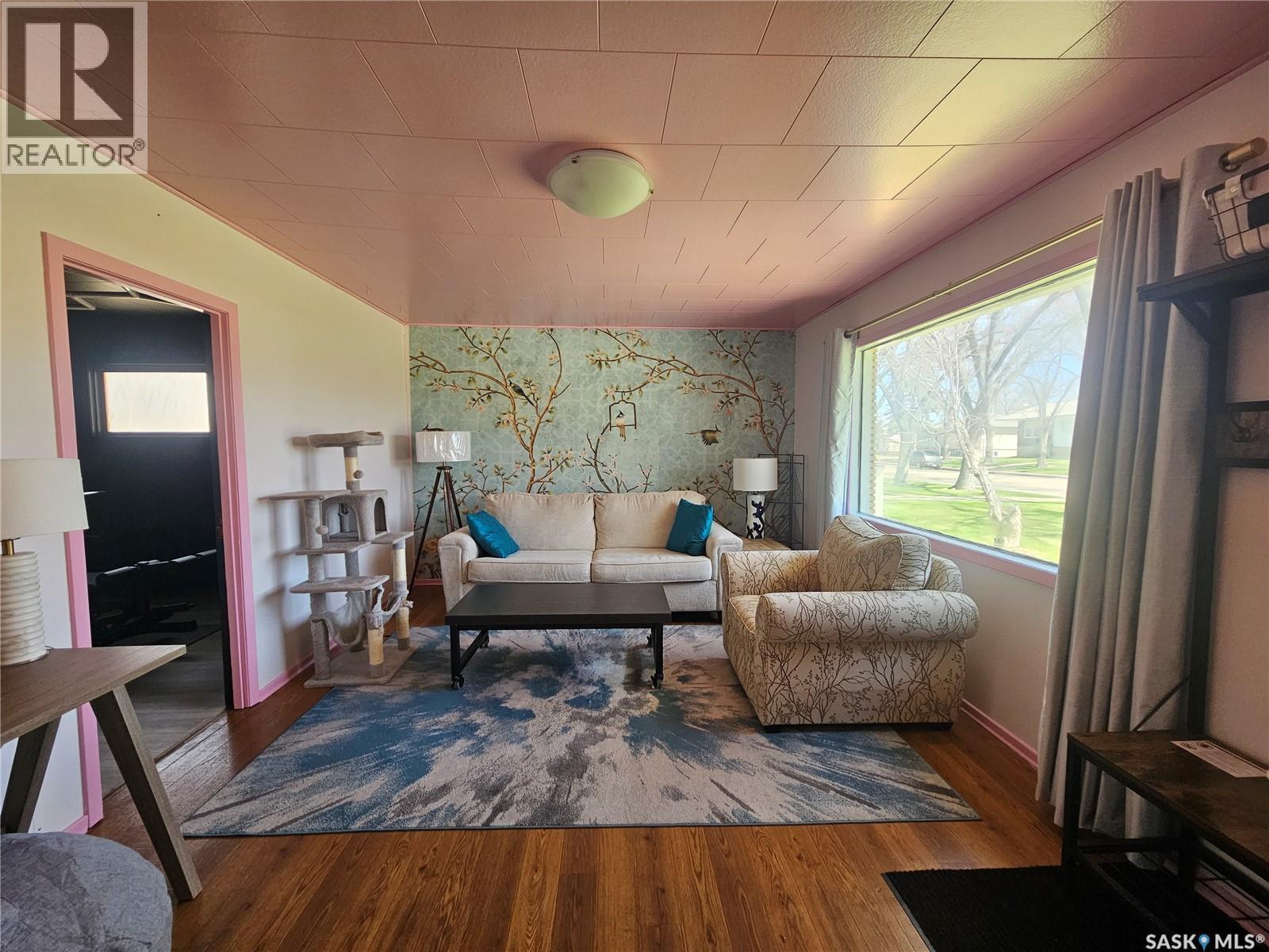 421 3Rd Street E, Shaunavon, SK - Indoor Photo Showing Living Room