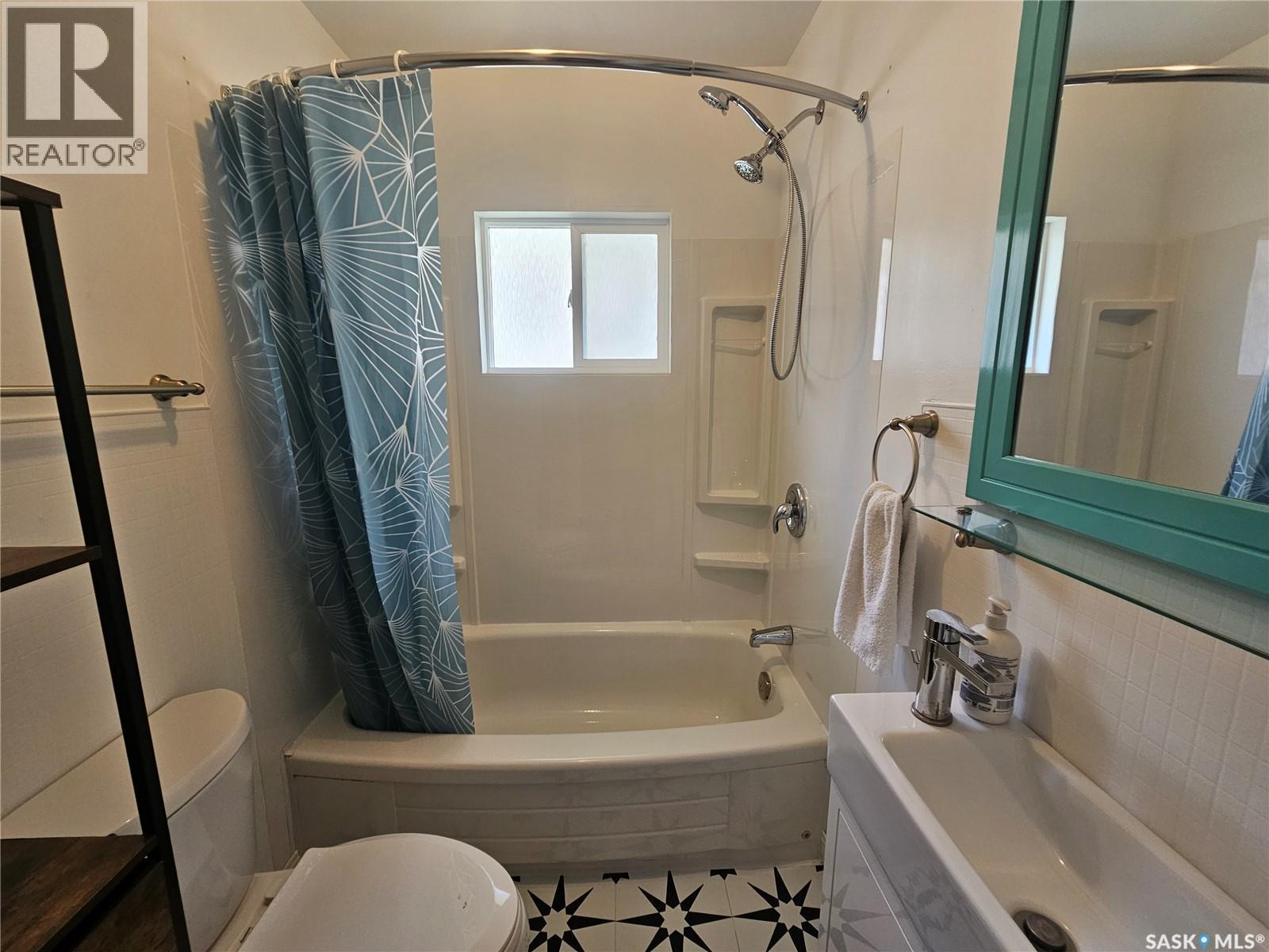 421 3Rd Street E, Shaunavon, SK - Indoor Photo Showing Bathroom