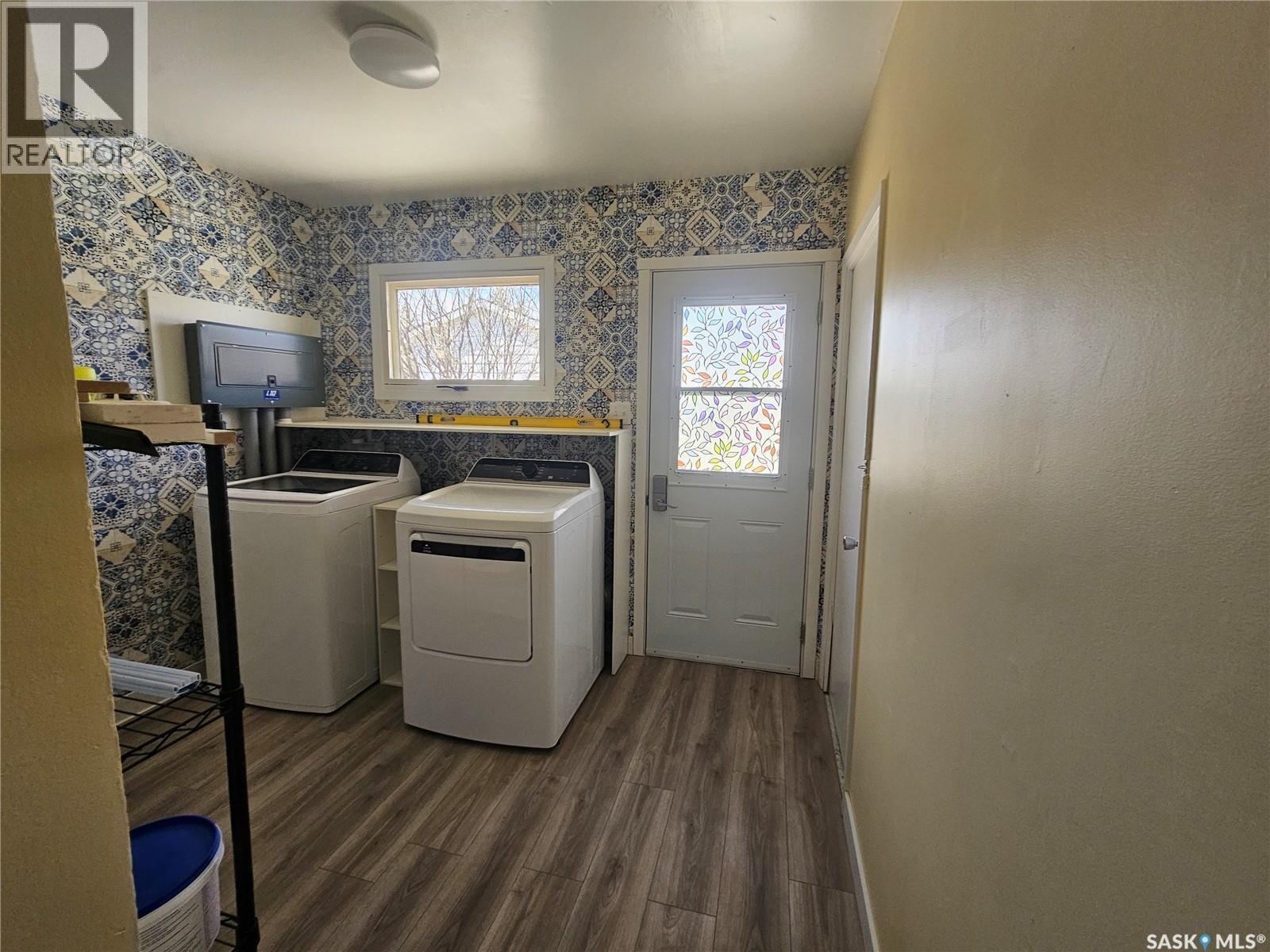 421 3Rd Street E, Shaunavon, SK - Indoor Photo Showing Laundry Room