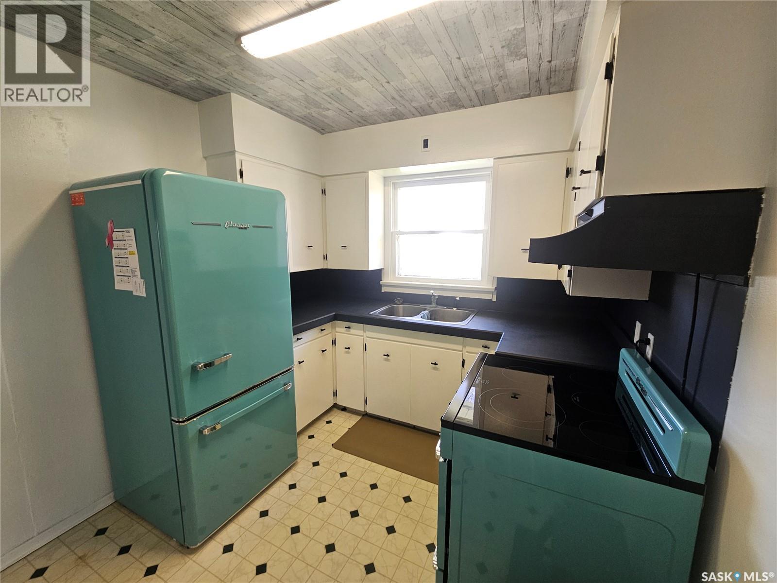 421 3Rd Street E, Shaunavon, SK - Indoor Photo Showing Kitchen With Double Sink