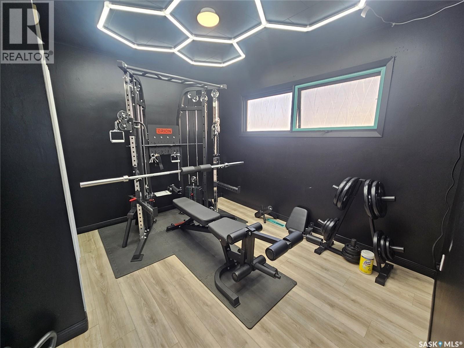 421 3Rd Street E, Shaunavon, SK - Indoor Photo Showing Gym Room