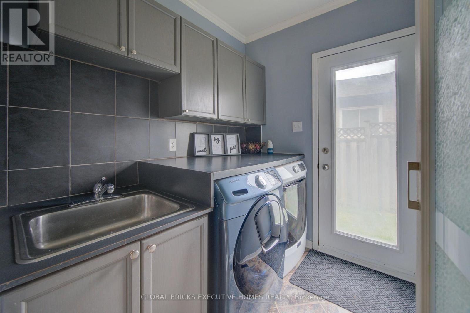 35 Attwood Drive, Cambridge, ON - Indoor Photo Showing Laundry Room