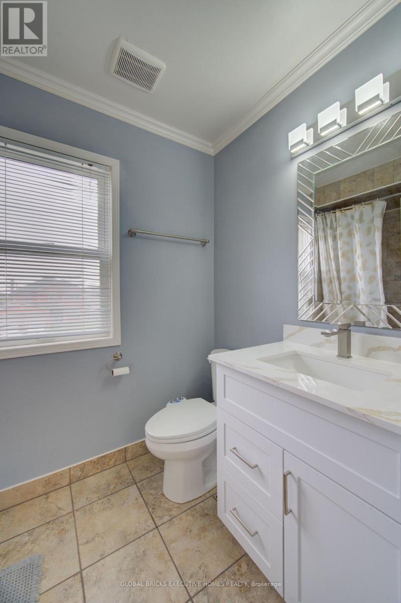 35 Attwood Drive, Cambridge, ON - Indoor Photo Showing Bathroom