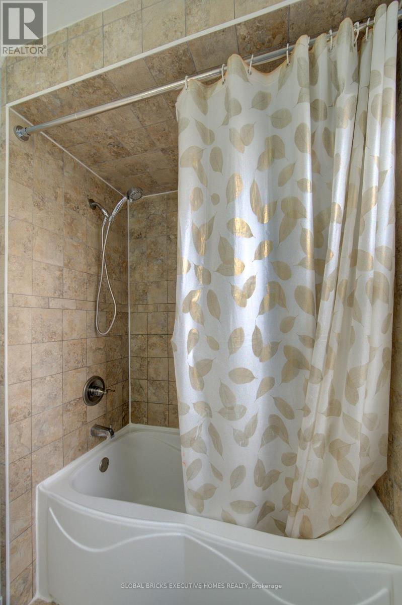 35 Attwood Drive, Cambridge, ON - Indoor Photo Showing Bathroom