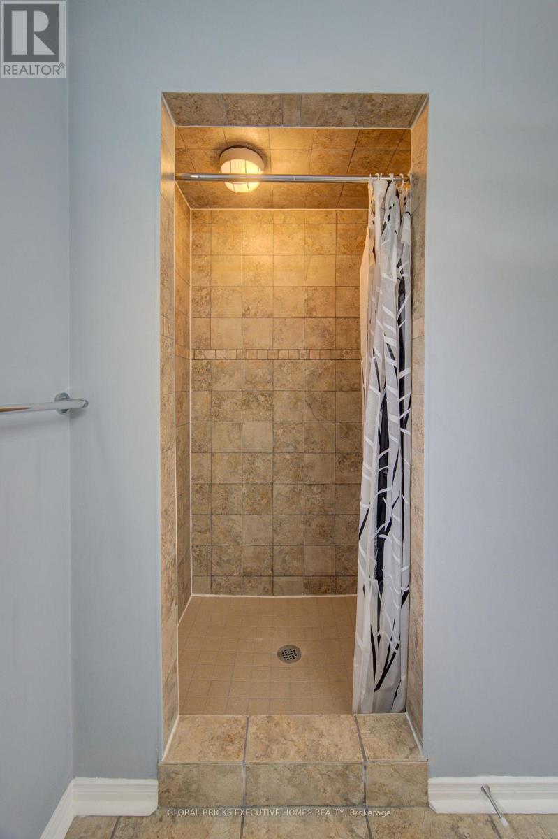 35 Attwood Drive, Cambridge, ON - Indoor Photo Showing Bathroom