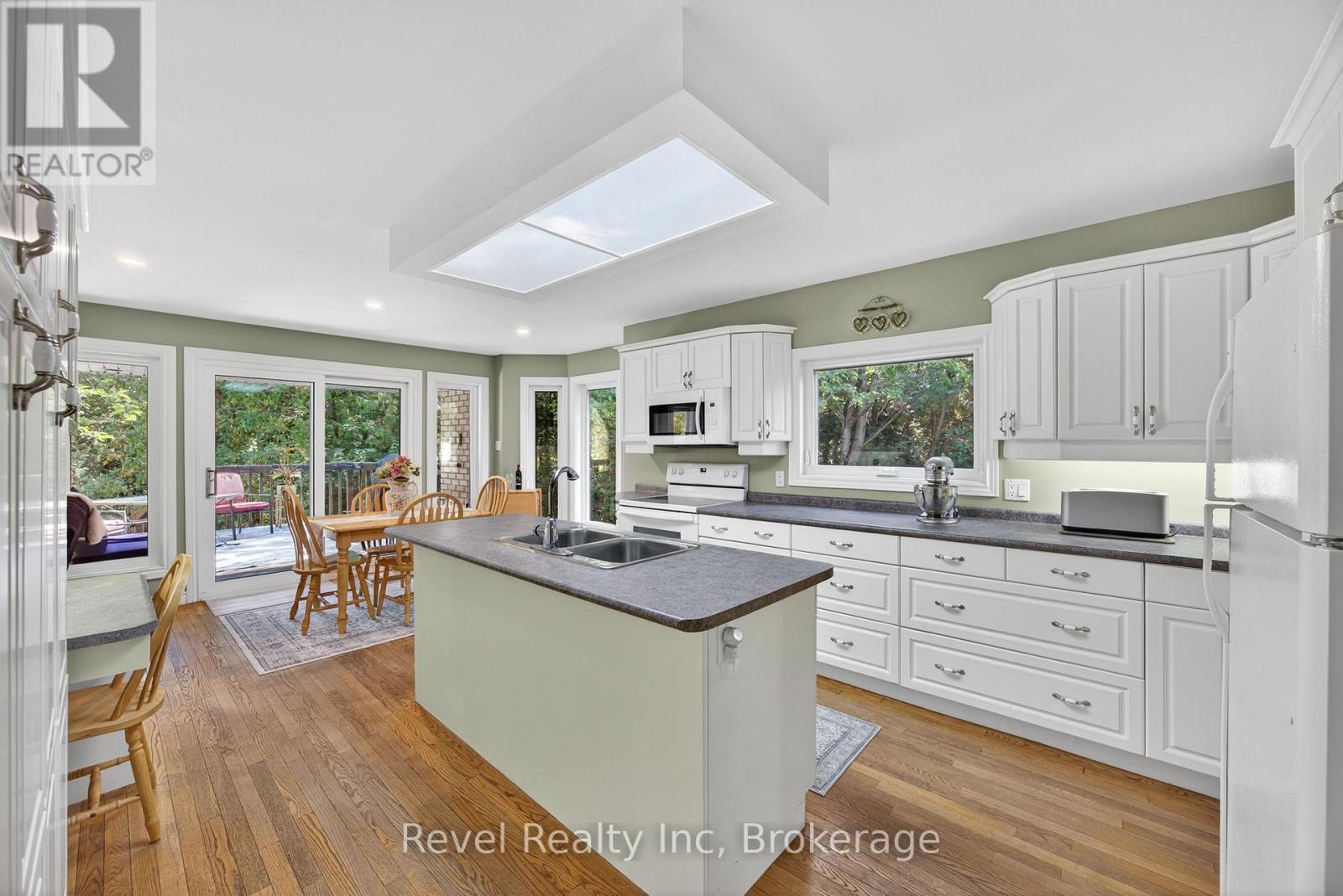 7190 93 Highway, Tiny, ON - Indoor Photo Showing Kitchen With Double Sink