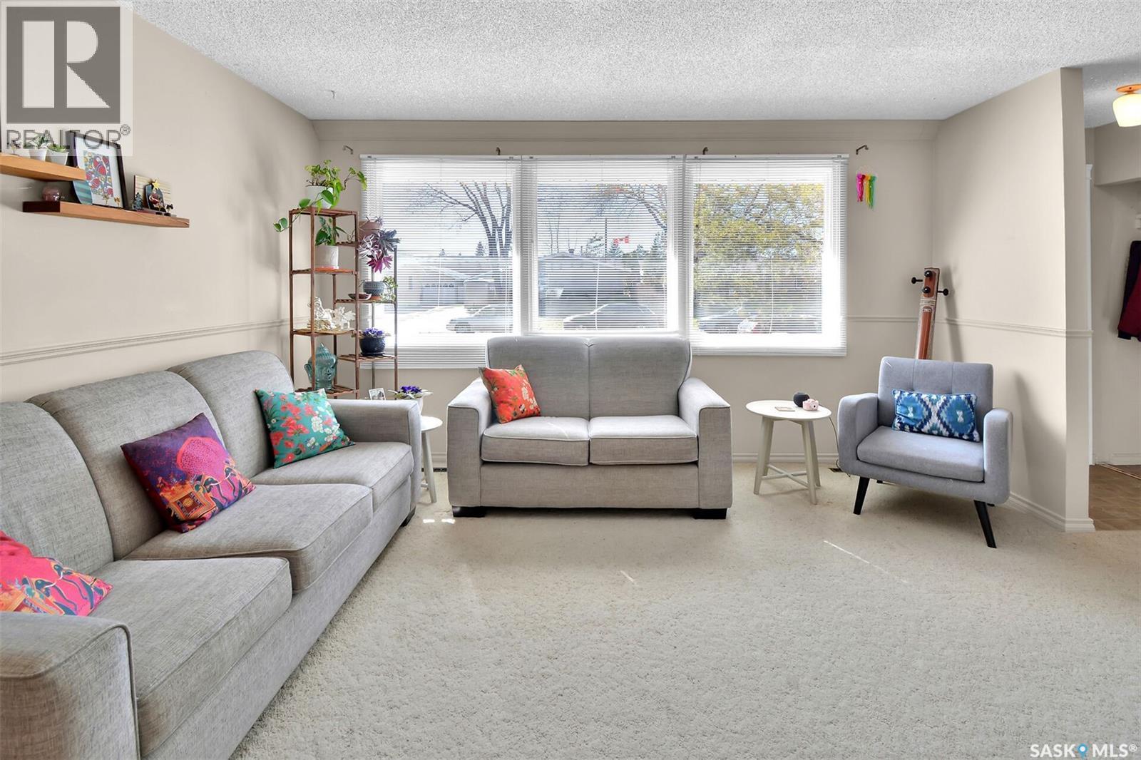 63 Spinks Drive, Saskatoon, SK - Indoor Photo Showing Living Room