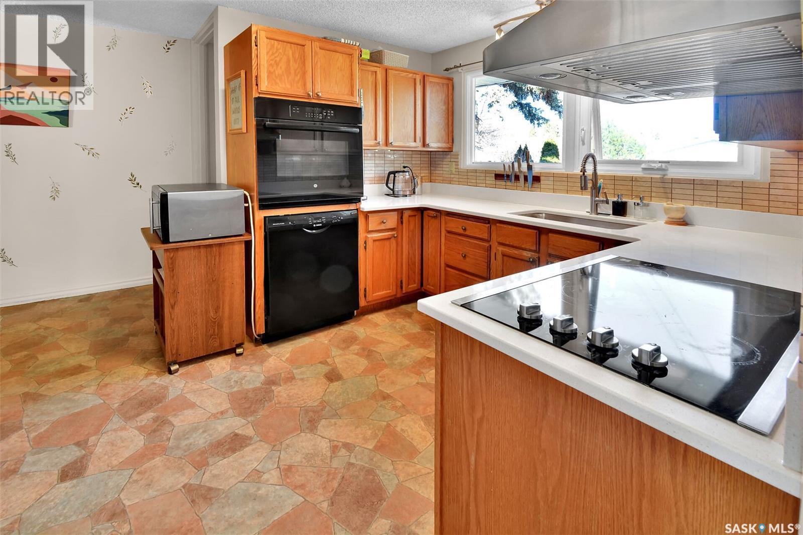 63 Spinks Drive, Saskatoon, SK - Indoor Photo Showing Kitchen