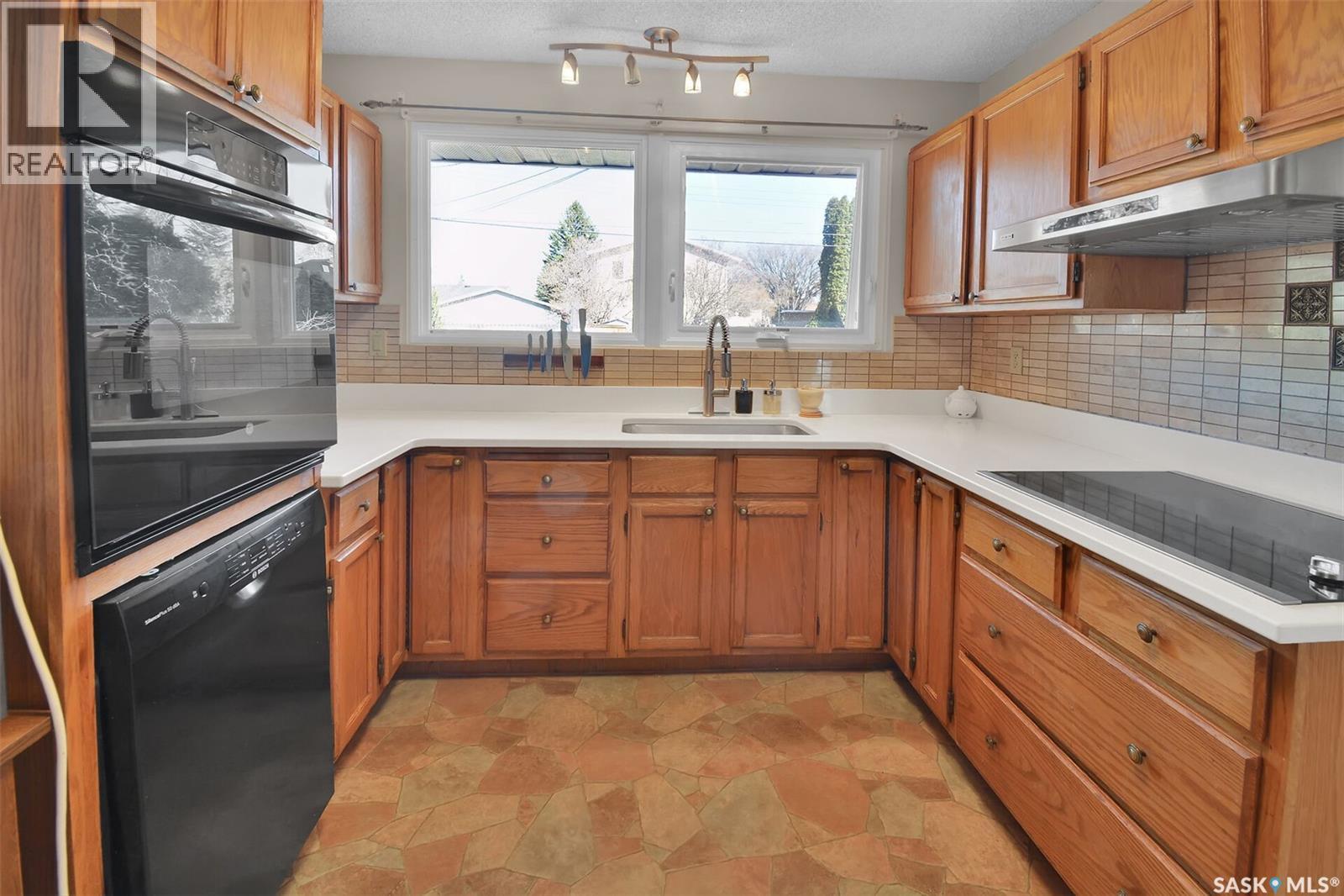 63 Spinks Drive, Saskatoon, SK - Indoor Photo Showing Kitchen