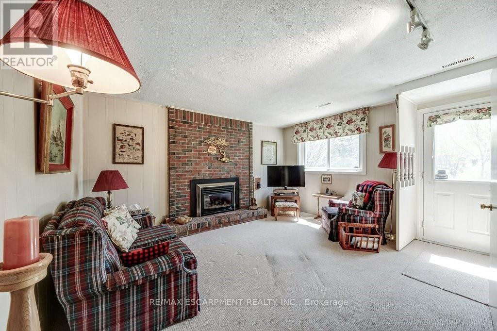 4356 Dublin Crescent, Burlington, ON - Indoor Photo Showing Living Room With Fireplace