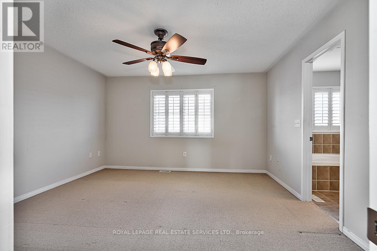 Primary Bedroom w/Walk-In Closet & 4-Piece Ensuite - 3221 Sharp Road, Burlington, ON - Indoor Photo Showing Other Room