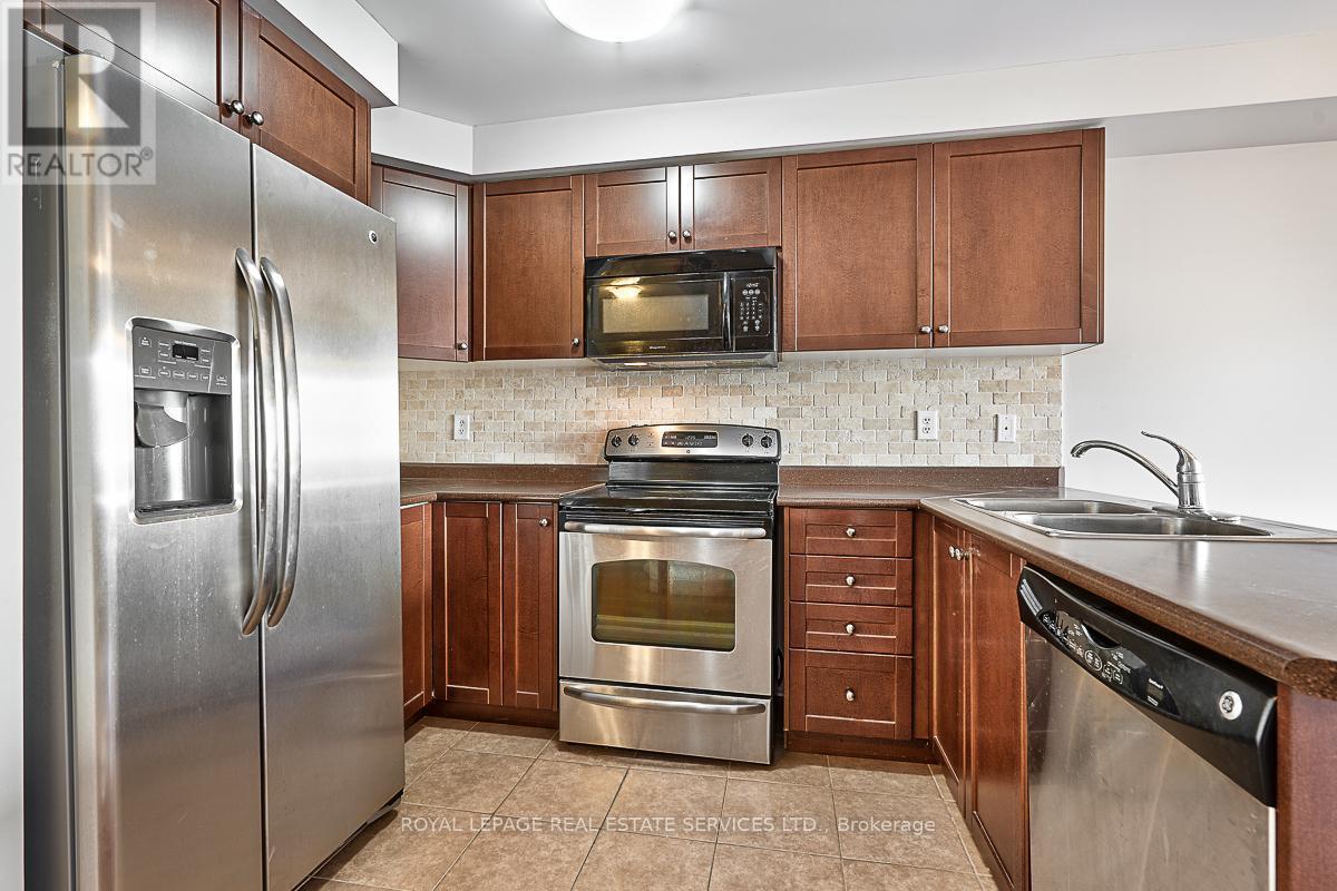 Gourmet Kitchen Offers Stainless Steel Appliances - 3221 Sharp Road, Burlington, ON - Indoor Photo Showing Kitchen With Stainless Steel Kitchen With Double Sink